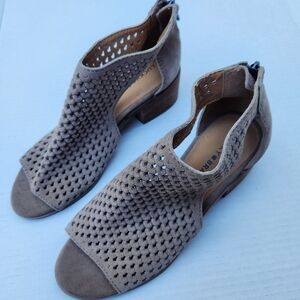 Lucky Brand Nacria Perforated Suede Peep Toe Taupe 8.5M Back Zipper